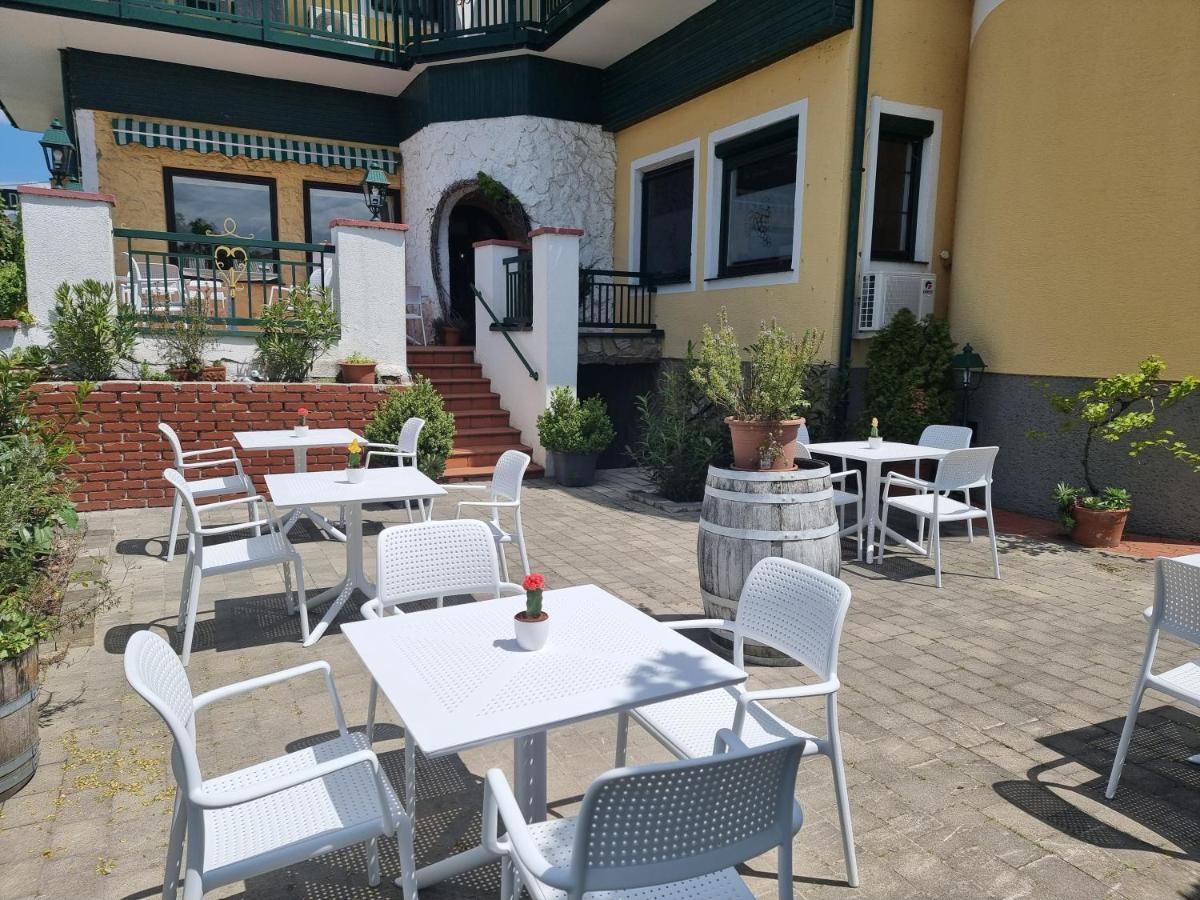 Landgasthof Zur Goldenen Traube Podersdorf am See Exterior foto